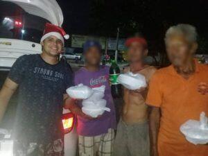 Casal abre mão da ceia de Natal e sai pela cidade para distribuir marmitas a moradores de rua em MT 83 marmita vg