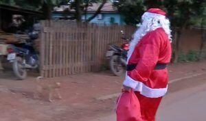 Jardineiro se veste de 'Papai Noel' e distribui presentes para crianças em Sinop (MT) 82 papai noel sinop