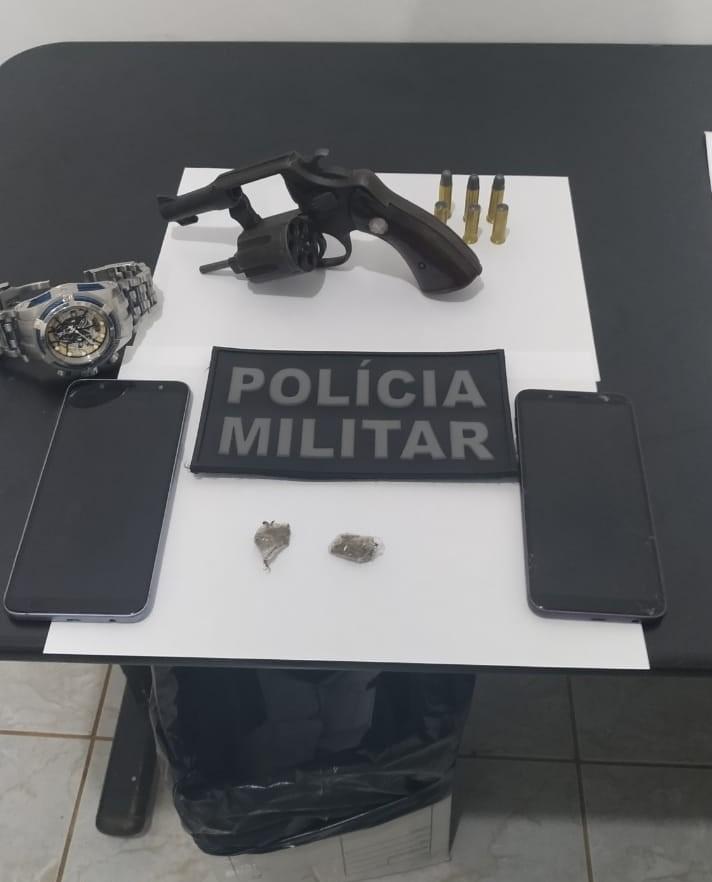 suspeitos de grupo criminoso sao presos com arma de fogo e porcoes de drogas 5e0b57018938d