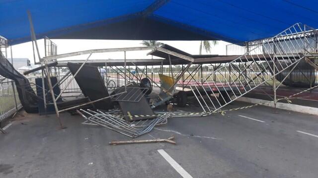 Palco foi montado para os shows do réveillon popular realizado pela prefeitura — Foto: Reprodução