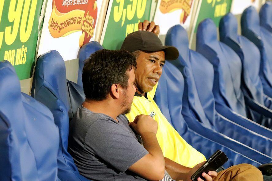 NILDO CONVERSNANDO COM O GERENTE DE FUTEBOL Rodolfo Kupper