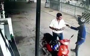 Cliente é assaltado enquanto abastece motocicleta em posto de combustível de MT 82 assalto posto