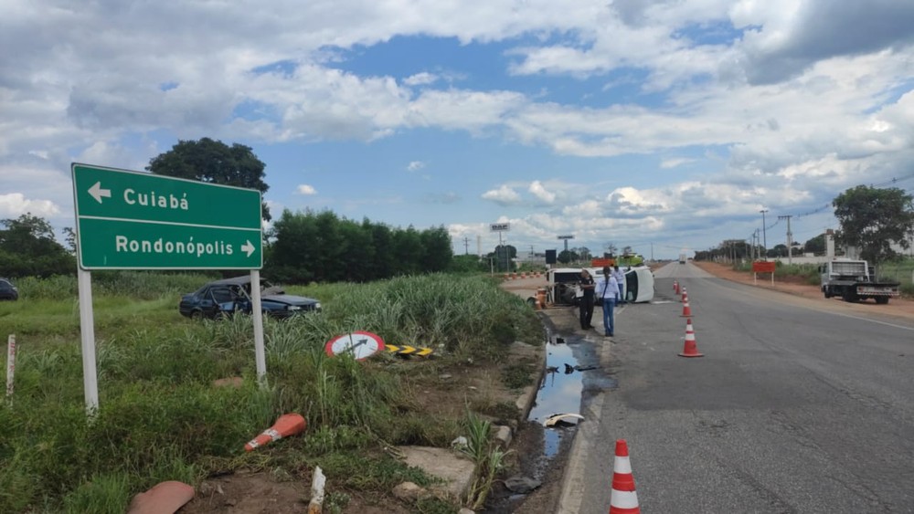 Carro é atingido por caminhonete ao invadir pista; motorista ficou gravemente ferido 3 whatsapp image 2020 01 04 at 13.54.59