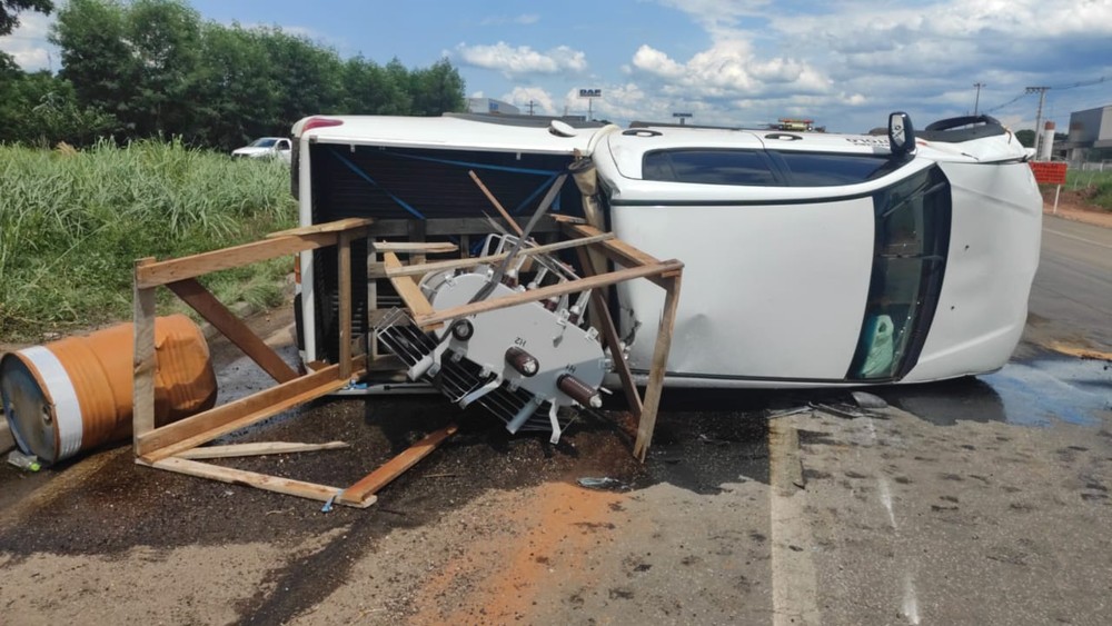 Carro é atingido por caminhonete ao invadir pista; motorista ficou gravemente ferido 2 whatsapp image 2020 01 04 at 14.00.45 2
