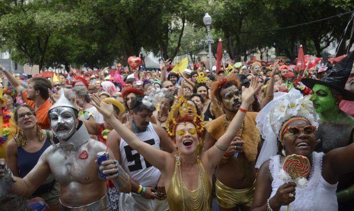 Foliões curtem o Baile Multicultural do Cordão do Boitatá, na Praça XV