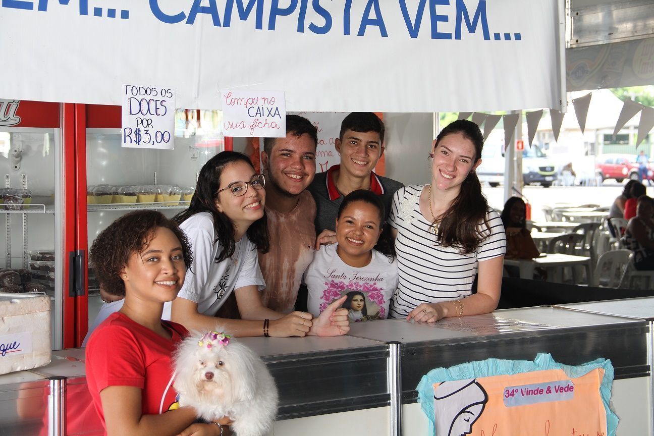 voluntários na venda de doces