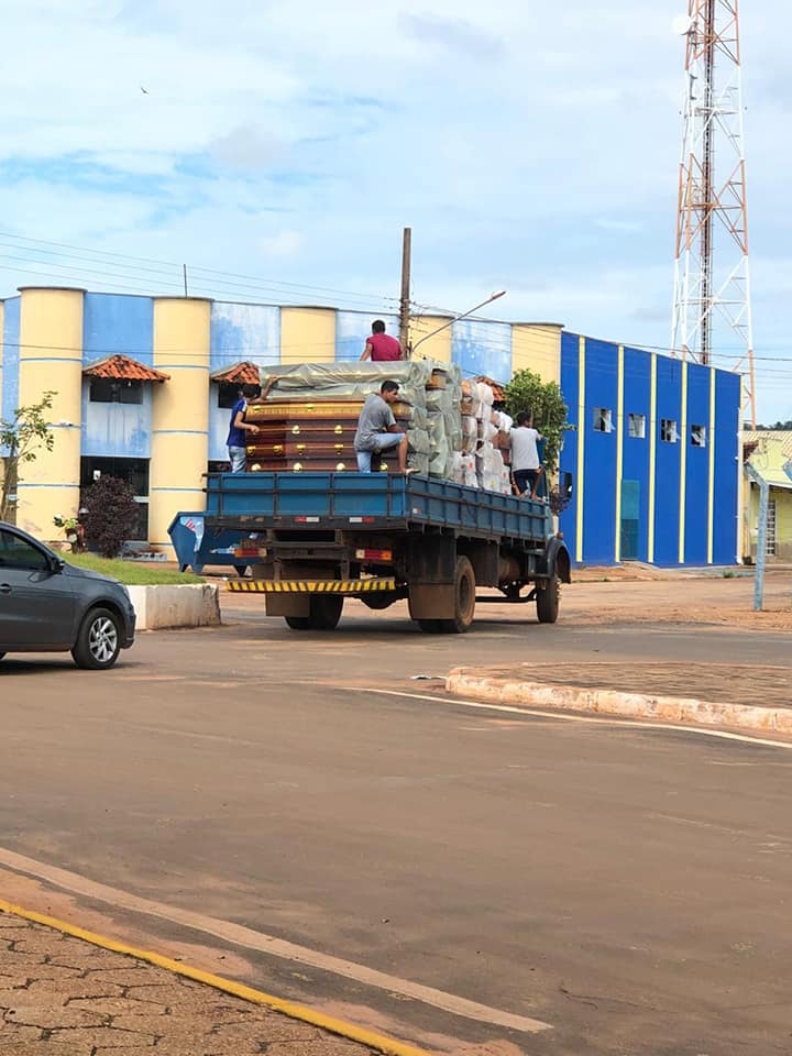 Foto de caminhão carregado com urnas fúnebres gera diversos comentários nas redes sociais 2 90418448 1277862522409824 3093951486346919936 n