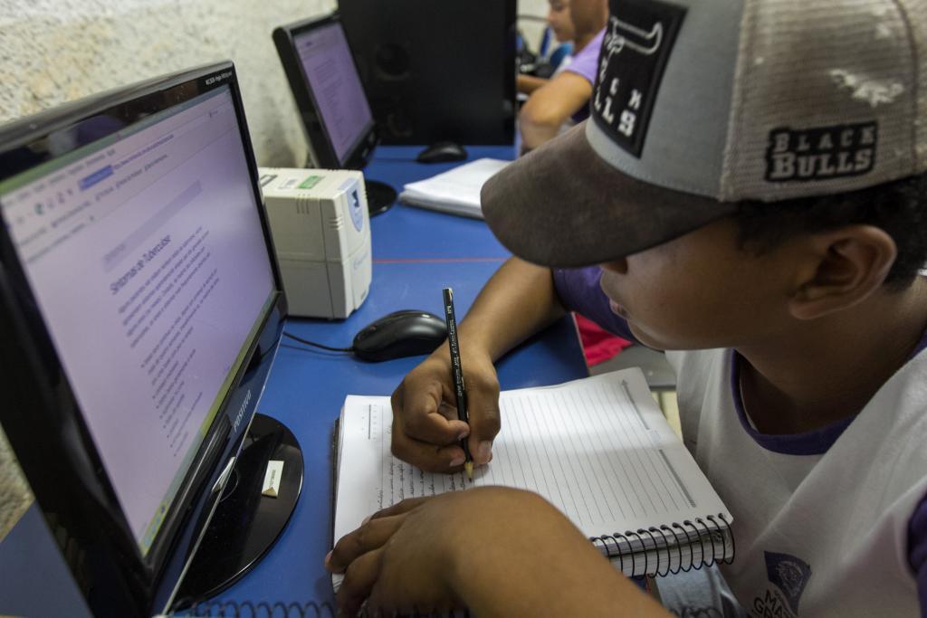 Aluno em laboratório de informática