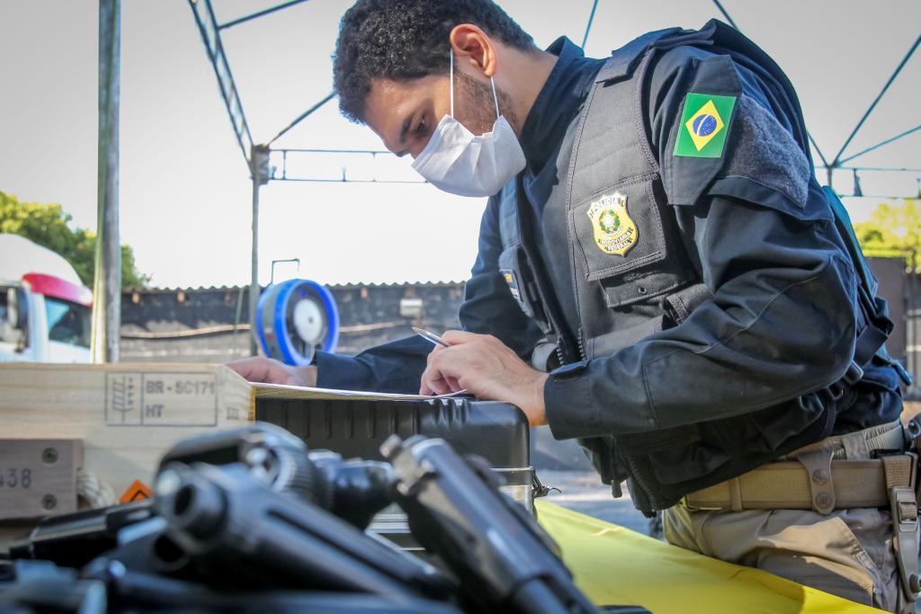 PRF doa 295 pistolas para a Secretaria de Segurança Pública