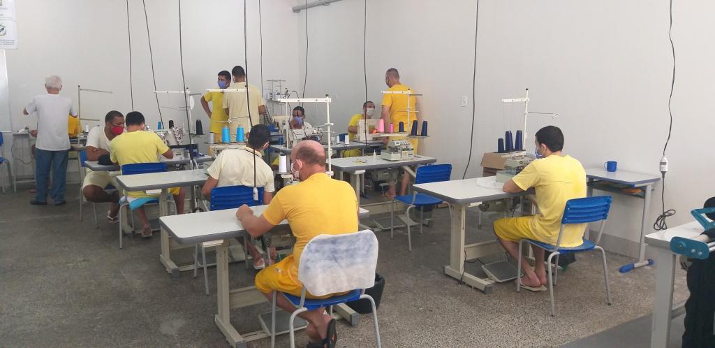 Presos da Penitenciária de Sinop fabricam máscaras de TNT