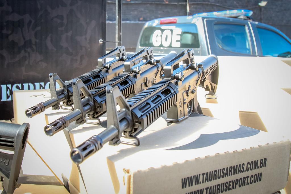 Governador assina termos de doação e de entrega de 295 pistolas e 26 fuzis às forças de segurança