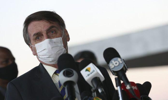 O presidente Jair Bolsonaro fala à imprensa no Palácio da Alvorada bolsonaro