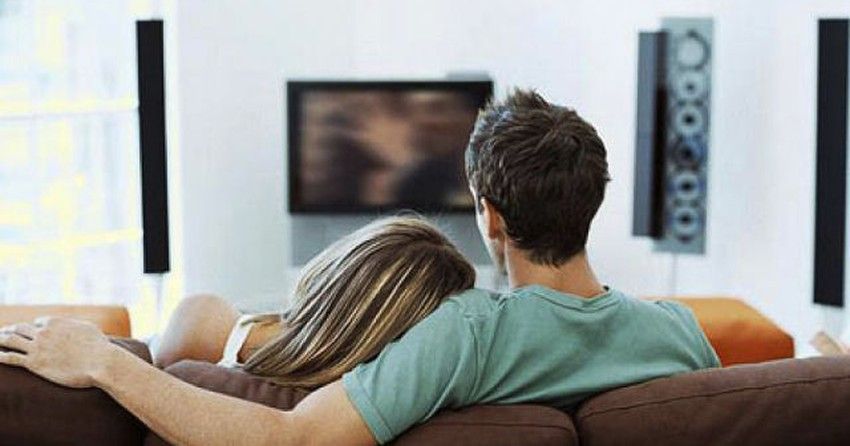casal vendo tv