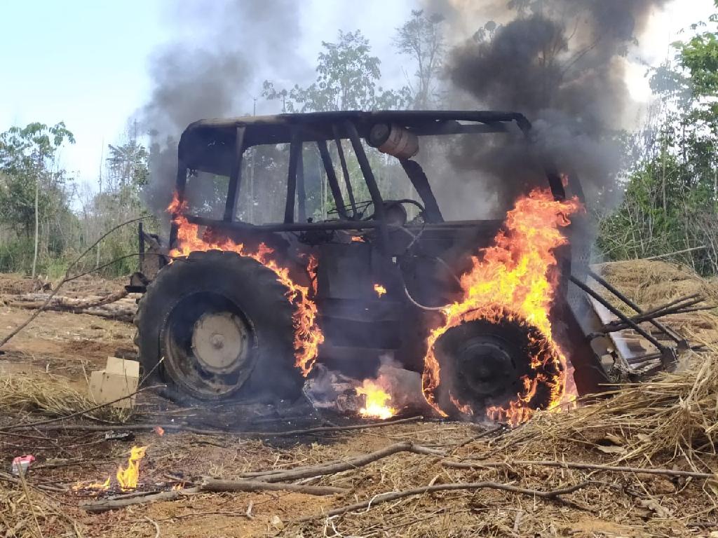 Fiscalização ambiental destrói trator utilizado para extração ilegal de madeira