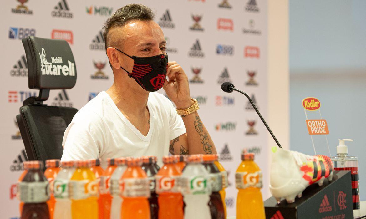Rafinha diz que não o contrataram "por marra e birra" e escancara briga política do Flamengo 2 Flamengo: Rafinha concede entrevista cheia de emoção 2020 08 17 19:02:35