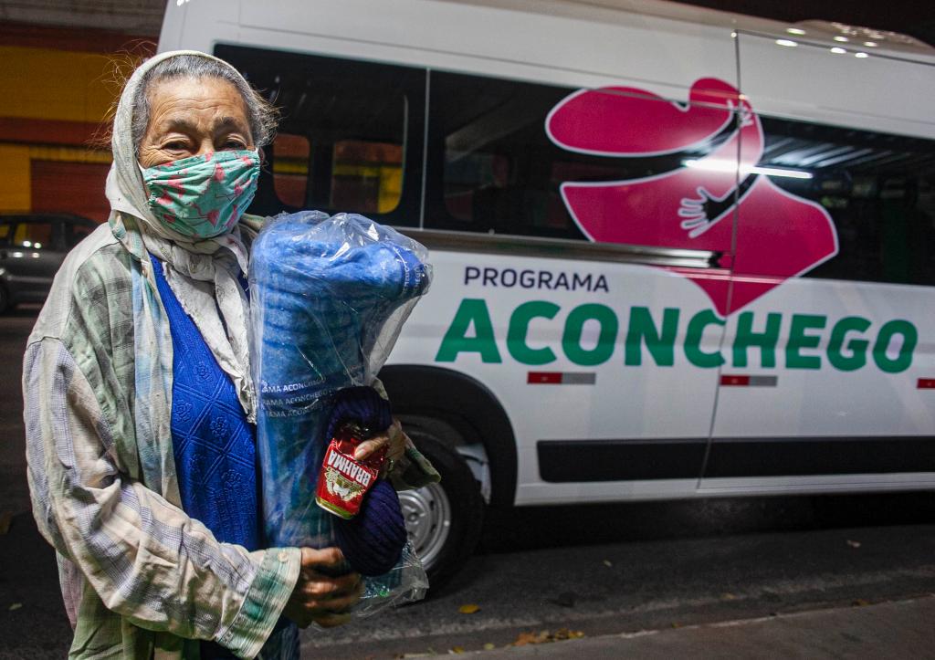 Moradores de rua recebem cobertores de ação social do Governo do Estado 2020 08 21 11:34:48