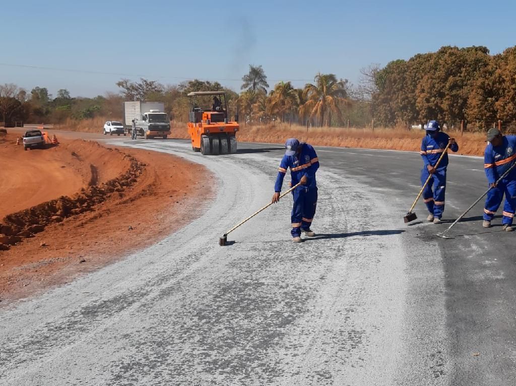 Obras de pavimentação na MT 400 351 avançam e rodovia ganha nova aparência 2020 08 19 15:36:44