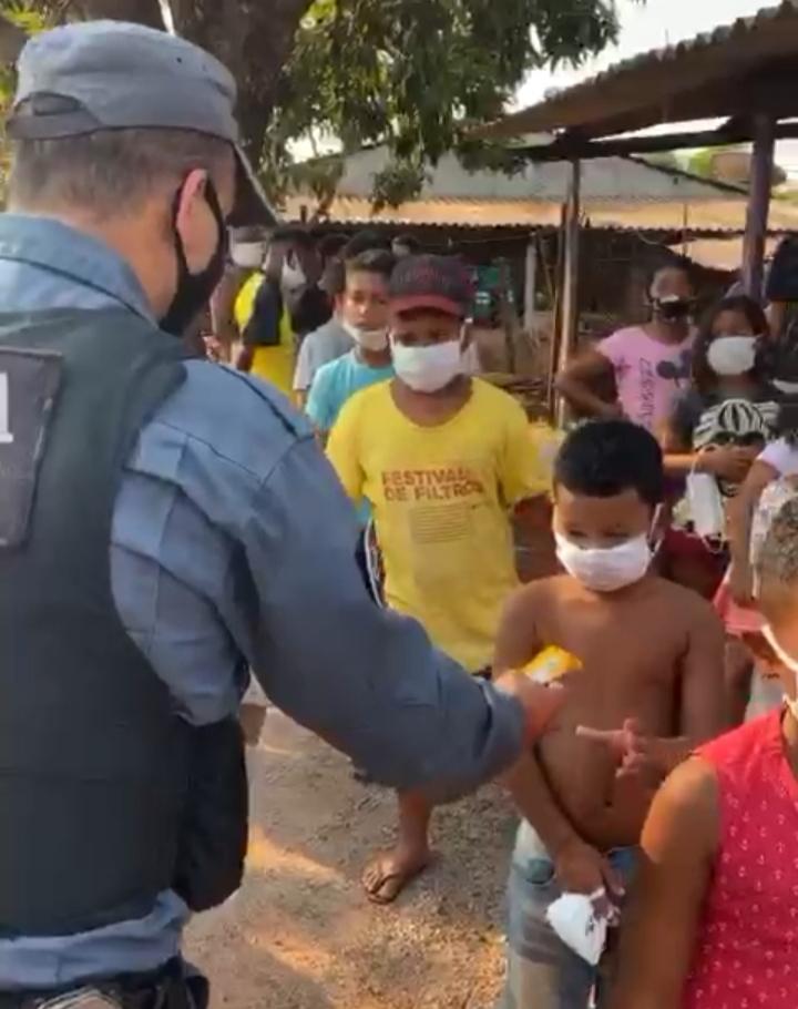 PM entrega máscaras brinquedos e picolés para crianças em bairro de Várzea Grande 2020 08 19 15:35:42