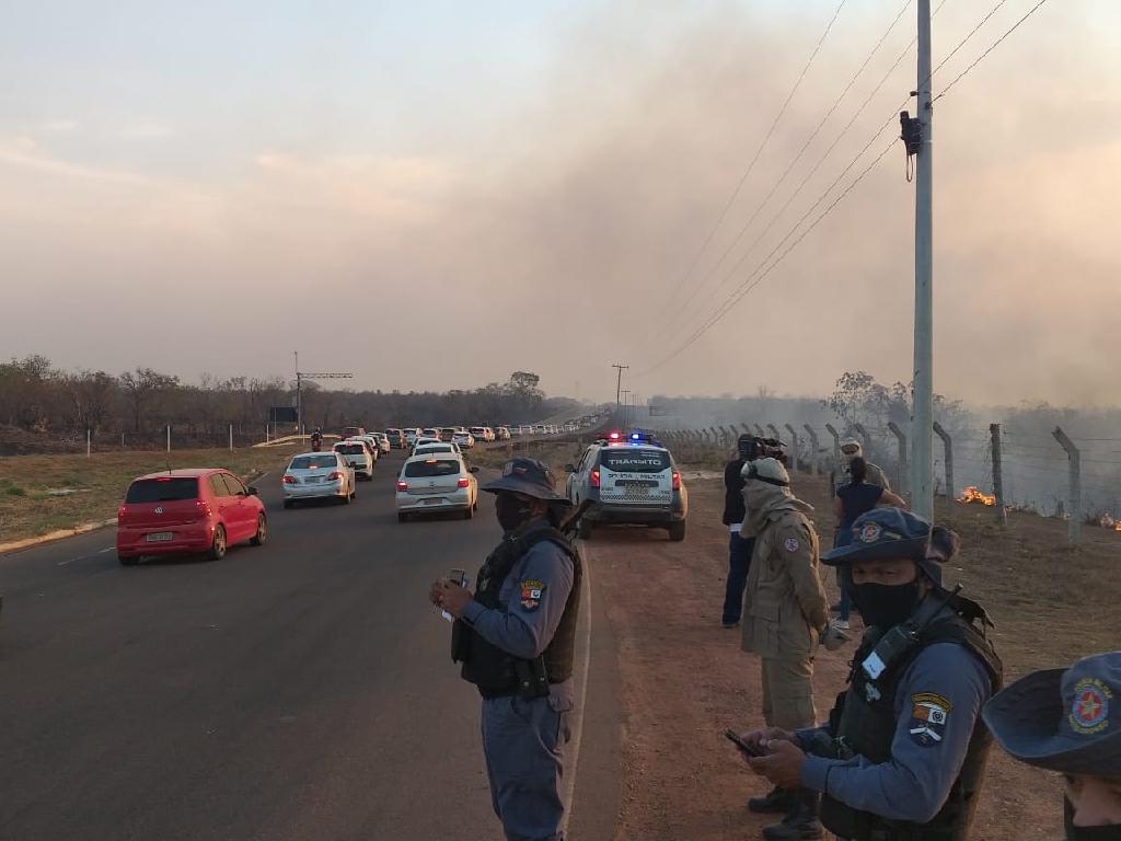 Batalhão de Trânsito orienta motoristas em estradas com pouca visibilidade; queimadas se aproximam das rodovias 2020 09 14 20:18:17
