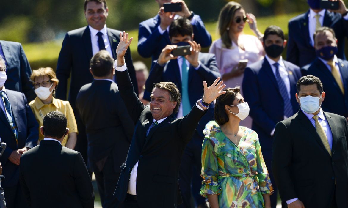 Bolsonaro cumprimenta populares em solenidade de%C2%A07 de Setembro
