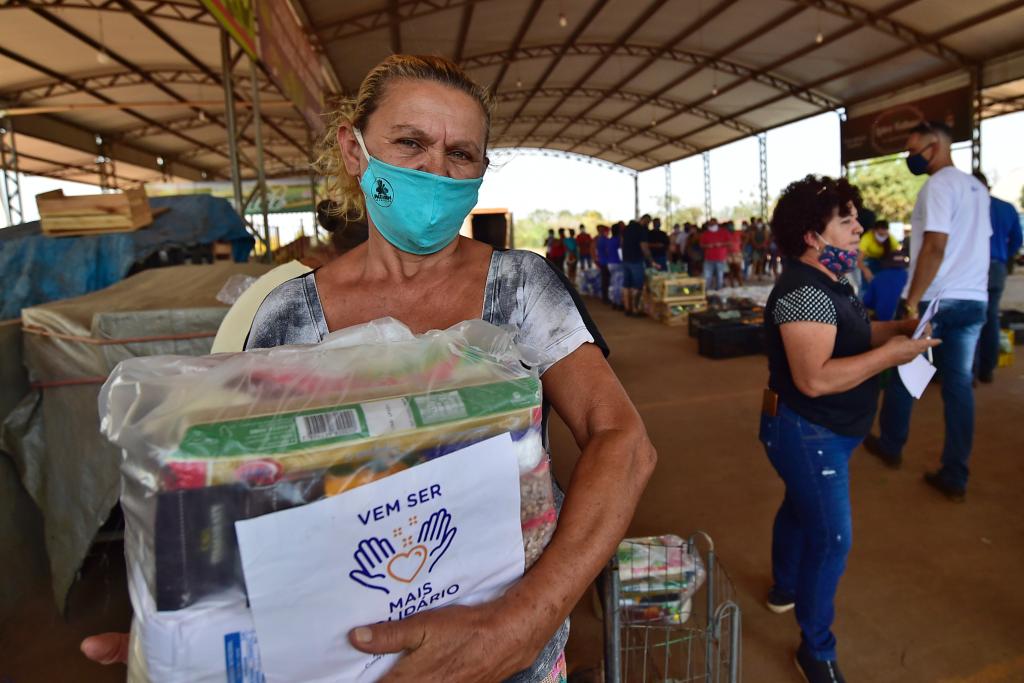 Famílias assistidas pela Central de Abastecimento de Cuiabá recebem doações do Governo de Mato Grosso 2020 09 01 16:04:03
