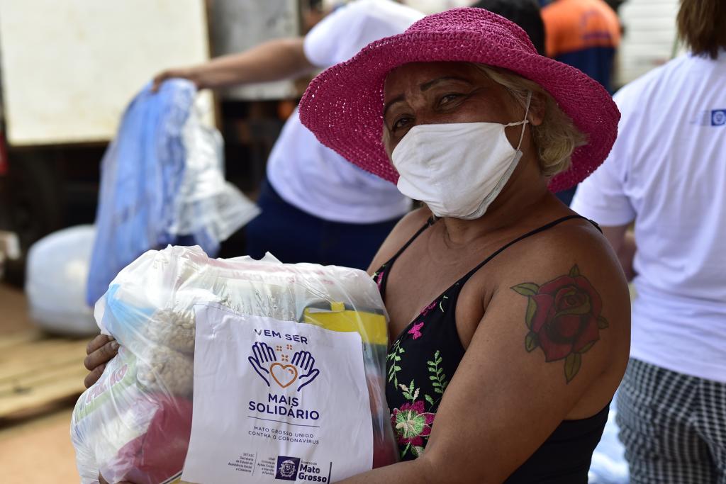 Governo do Estado distribui 2 5 mil cestas básicas e cobertores para moradores do Ribeirão do Lipa2020 09 25 20:04:31