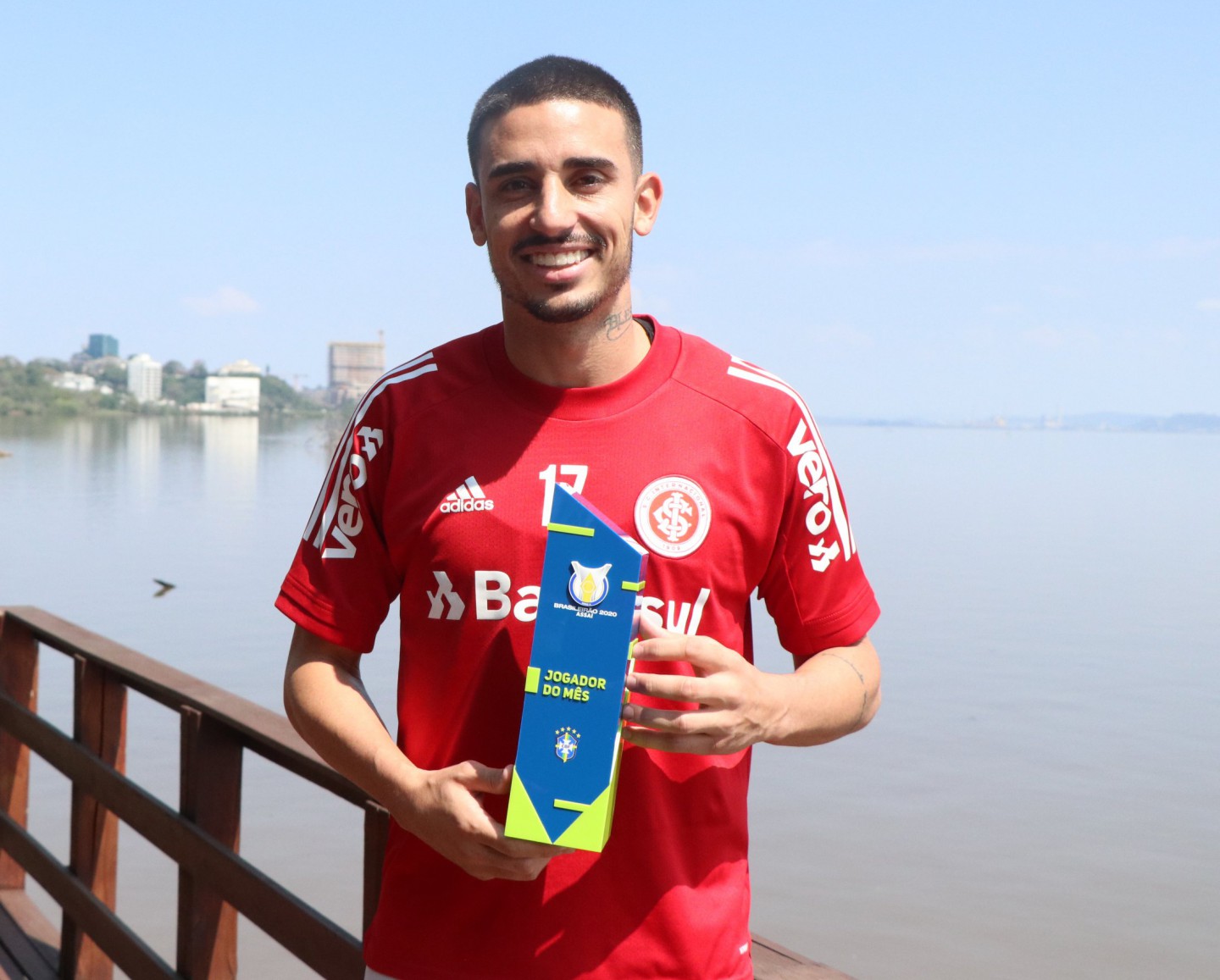 Thiago Galhardo recebe troféu de Jogador do Mês de agosto no Brasileirão Assaí