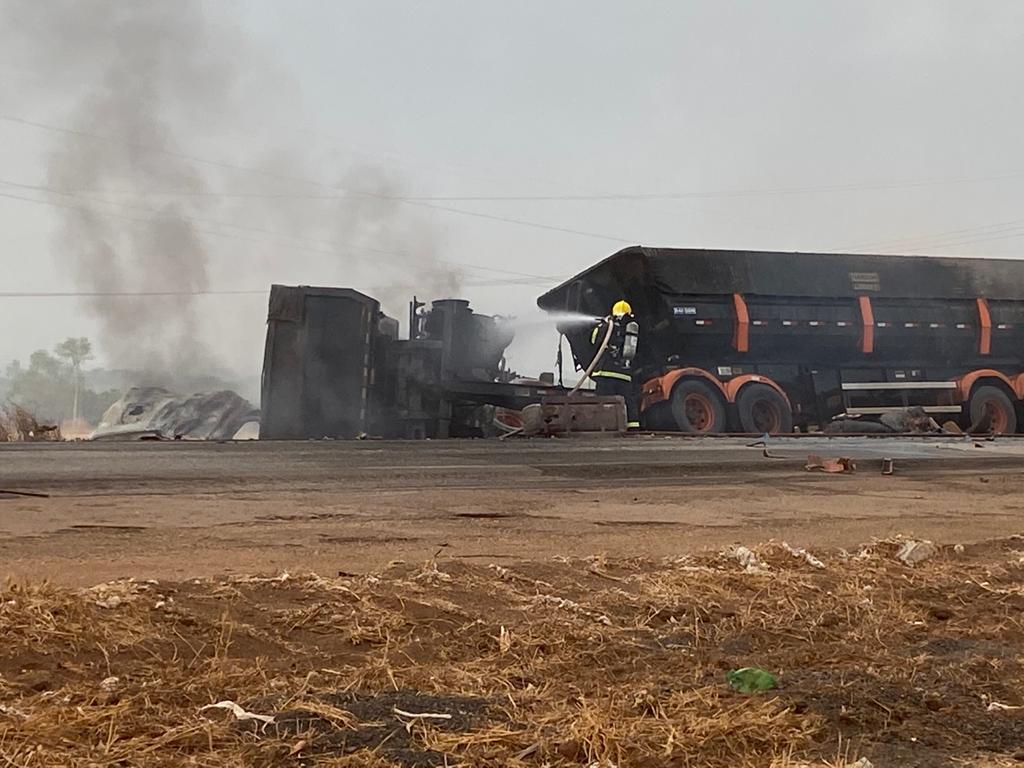 (FOTOS) Duas pessoas ficam feridas e carreta pega fogo em colisão na BR-163 em Nova Mutum 83 WhatsApp Image 2020 09 23 at 08.54.14 2