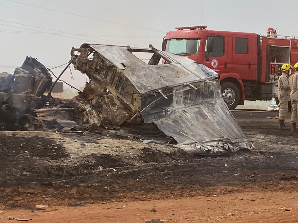 (FOTOS) Duas pessoas ficam feridas e carreta pega fogo em colisão na BR-163 em Nova Mutum 82 WhatsApp Image 2020 09 23 at 08.54.15 1