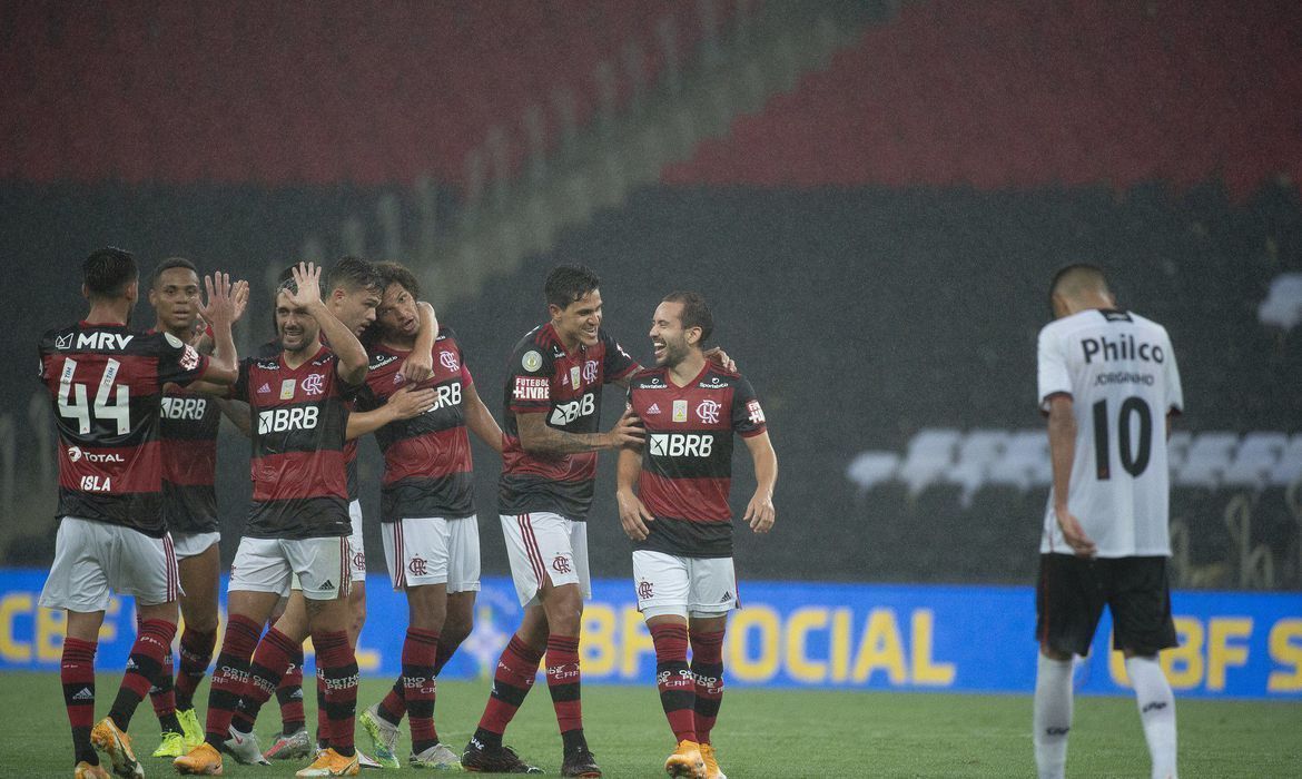 Brasileiro Flamengo vence Athletico PR e entra no G4