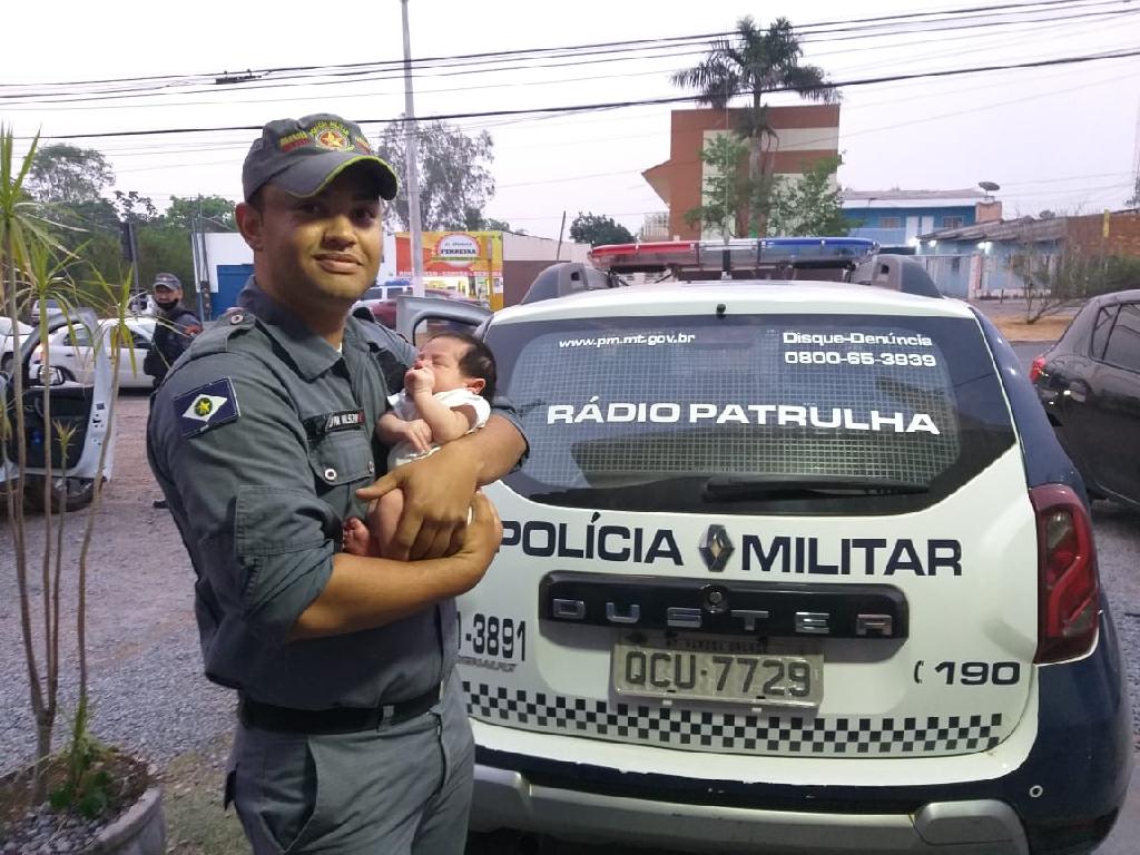 Família procura base da PM e bebê de 10 dias é desengasgado por policiais 2020 10 07 20:55:26