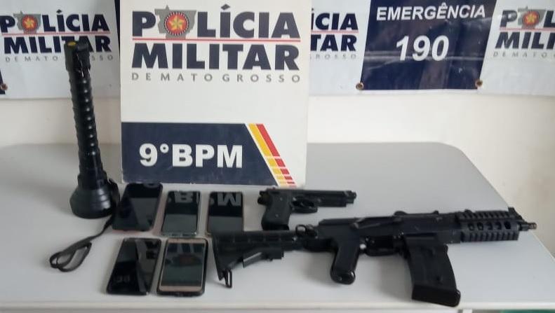 Policiais libertam v%C3%ADtimas de sequestro det%C3%AAm criminosos e apreendem r%C3%A9plicas de pistola e submetralhadora 2020 10 29 14:58:23