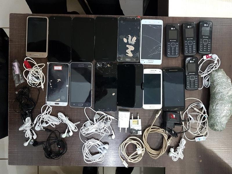 Policiais penais encontram 15 celulares e droga em área externa da Mata Grande2020 10 31 23:29:56