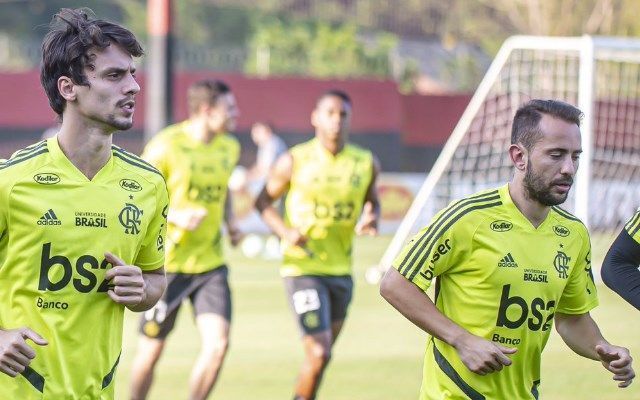 everton ribeiro e rodrigo caio no treino