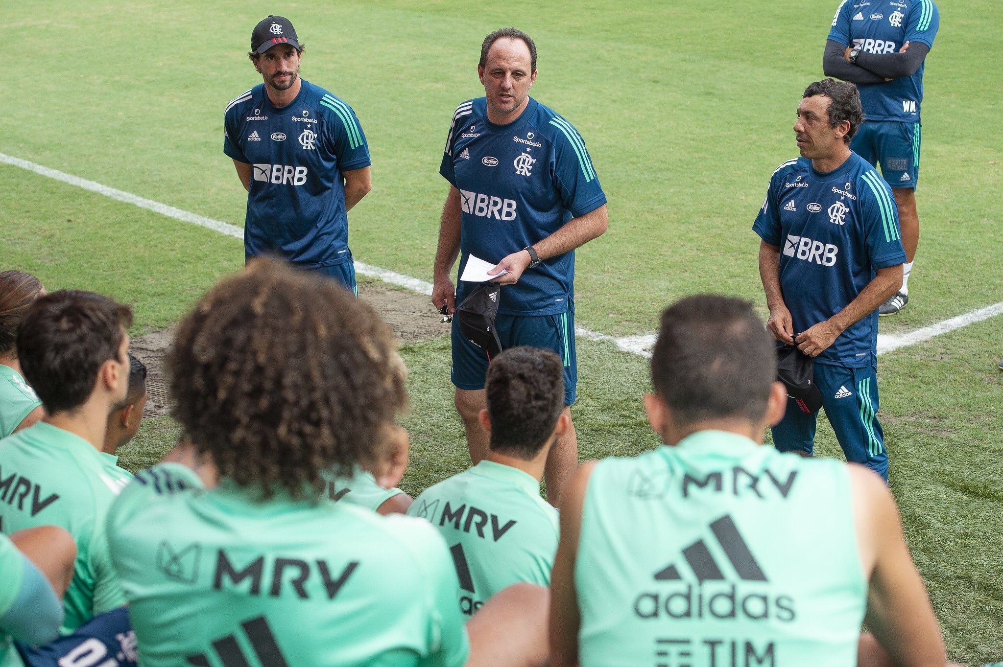 Em primeiro dia de trabalho, Rogério Ceni conversa muito e arrisca algumas cobranças de falta 2 50587366178 f8302299aa k