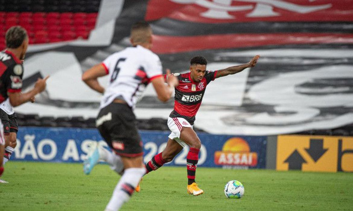 Flamengo sai na frente mas cede o empate para o Atlético GO no Maraca