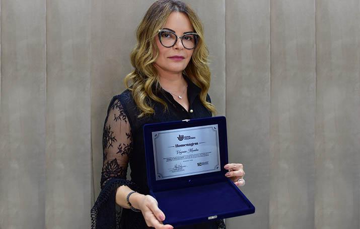 Virginia Mendes recebe troféu da primeira dama Michelle Bolsonaro por ações de voluntariado2020 11 18 18:37:40