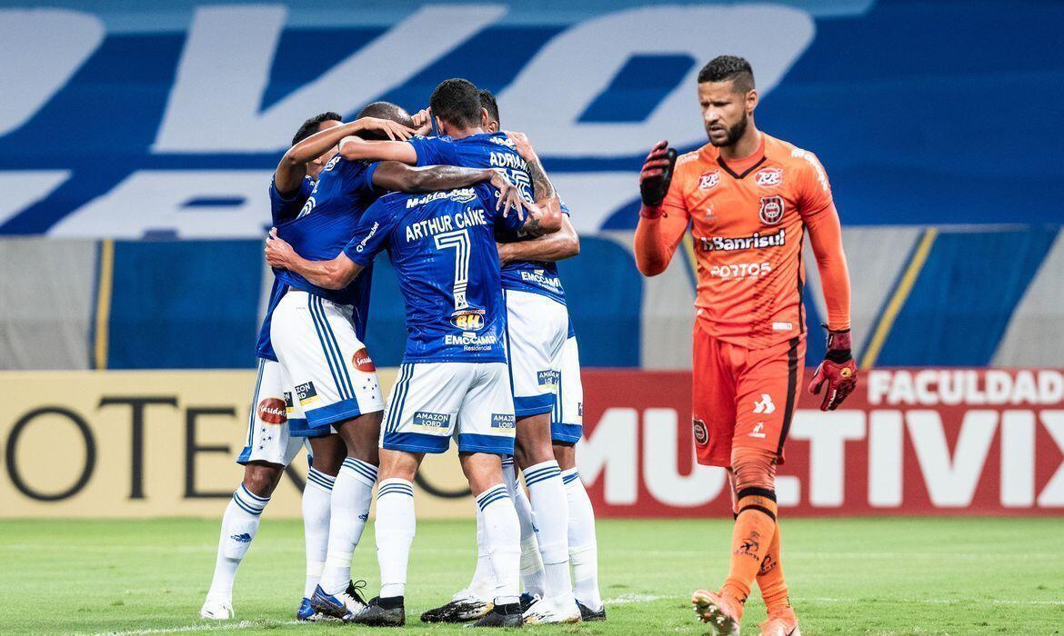 Cruzeiro faz gols cedo e vence Brasil RS) no Mineirão