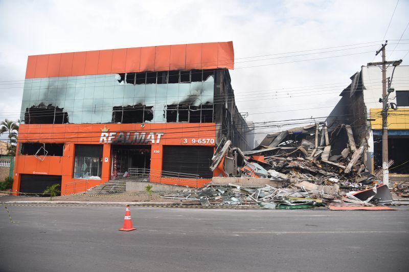 Defesa Civil de Cuiabá monitora o trabalho de rescaldo do incêndio que atingiu lojas no Porto 2020 12 07 15:56:23