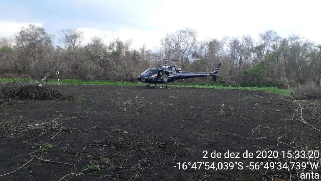 Helicóptero ajuda na distribuição de alimentos para animais nas regiões mais distantes do Pantanal2020 12 09 20:15:17