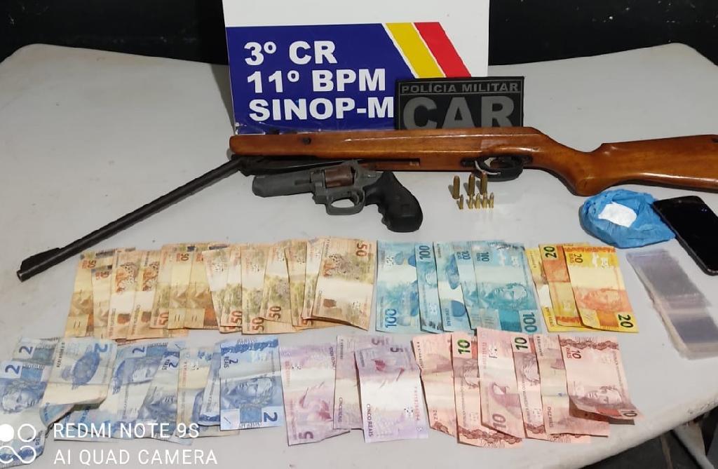 Policiais encontram armas de fogo droga e foragido da justiça em bar 2020 12 23 07:07:34