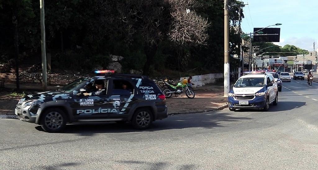 Policiais pulam muro e quebram vidro de carro para salvar criança em Cuiabá 2020 12 05 10:10:08