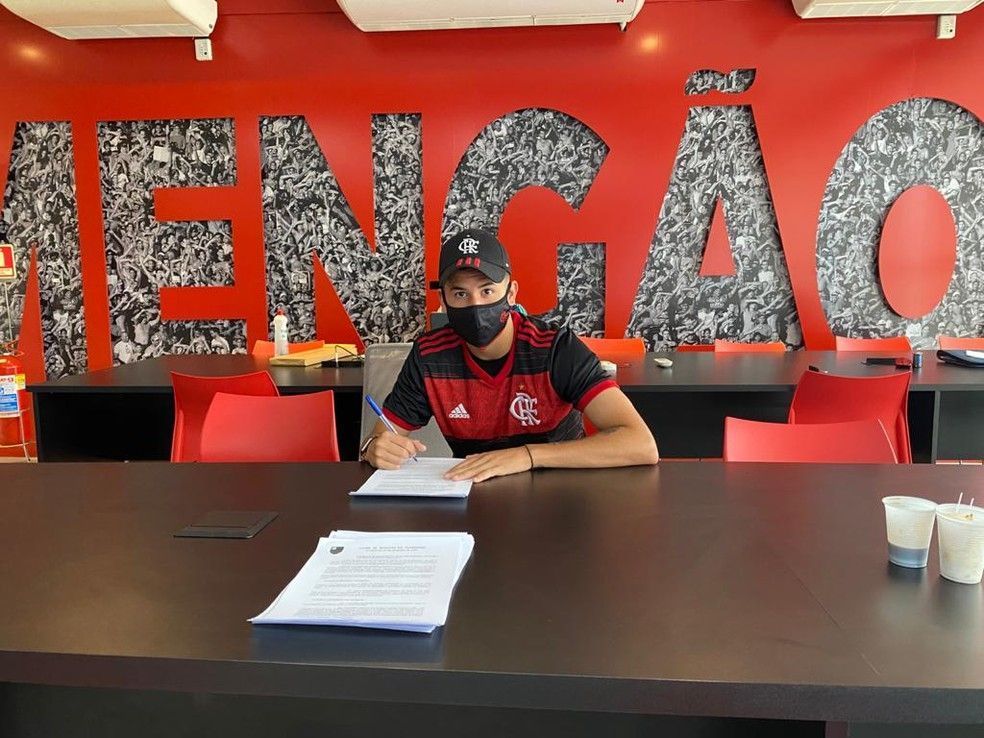 Flamengo anuncia renovação de contrato com multa de R$ 300 milhões com joia de 16 anos 2 fabricio yan