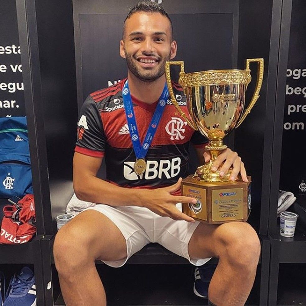 foto thiago maia no vestiario com taca do carioca 2020