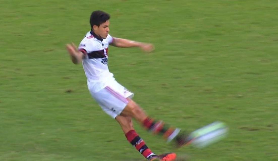 Pênalti desperdiçado por Pedro gera revolta na torcida do Flamengo ao lembrar da Copa do Brasil de 2017 2 pedro escorrega ao bater penalti diante do fortaleza pelo campeonato brasileiro