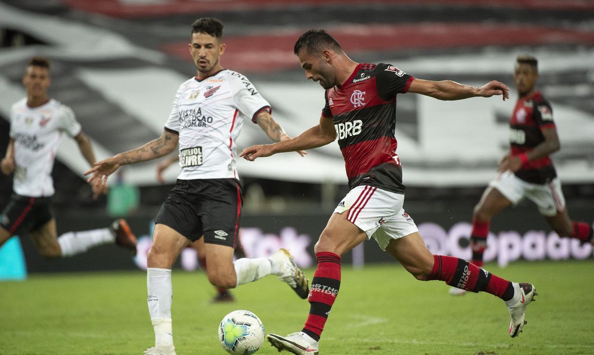 Brasileir%C3%A3o de olho no t%C3%ADtulo Flamengo encara Athletico em Curitiba