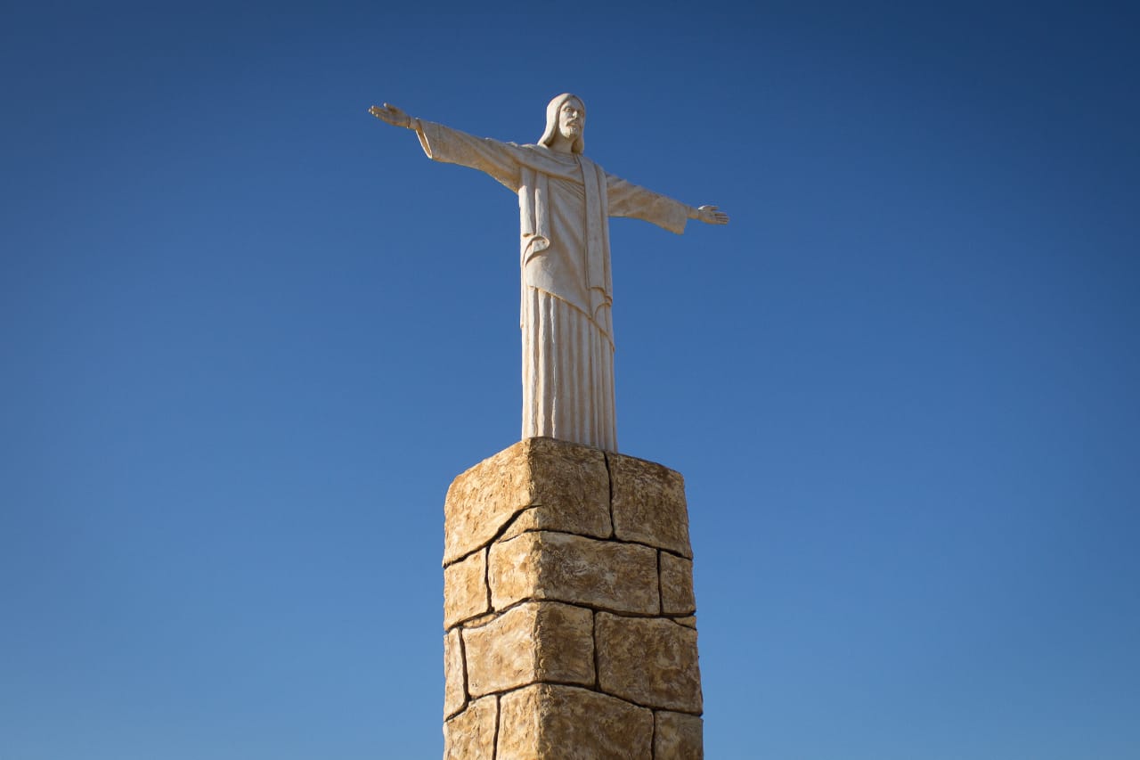 Com cerca de 15 metros de altura, estátua de Cristo Redentor abençoa cidade de Benguela