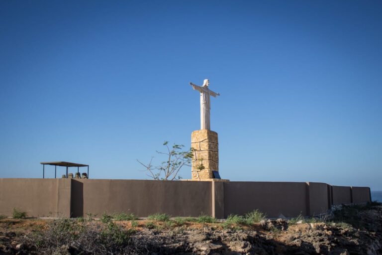 Com cerca de 15 metros de altura, estátua de Cristo Redentor abençoa cidade de Benguela