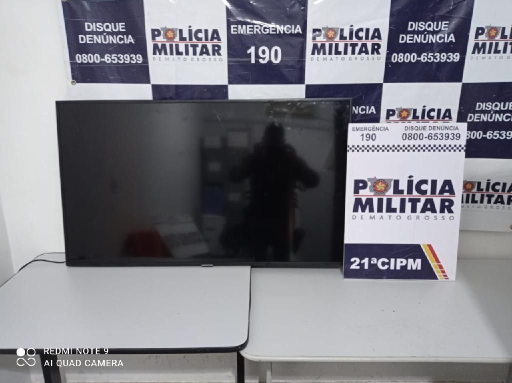 Em ronda policiais percebem vidraça quebrada e prendem dupla por furto de televisão 2021 01 13 16:55:35