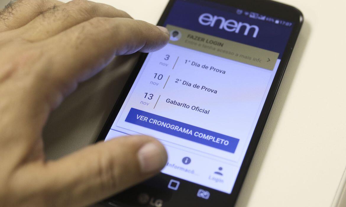 Estudantes do Enem lidam com internet precária e estudos pelo celular